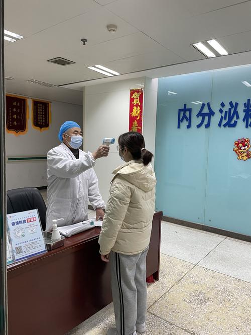 疫情_新型病毒肺炎呼吸道传染_医生妻子独自旅行